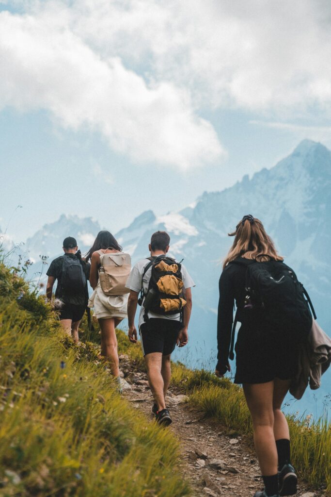 Grupo de personas haciendo senderismo por un sendero de montaña