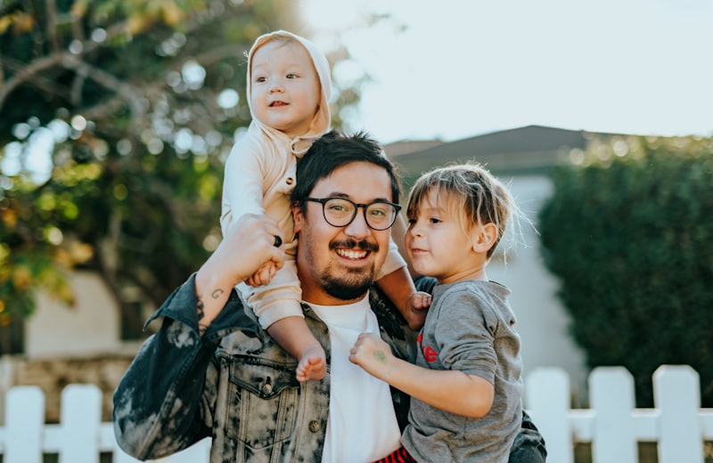 Padre llevando a su hija en brazos