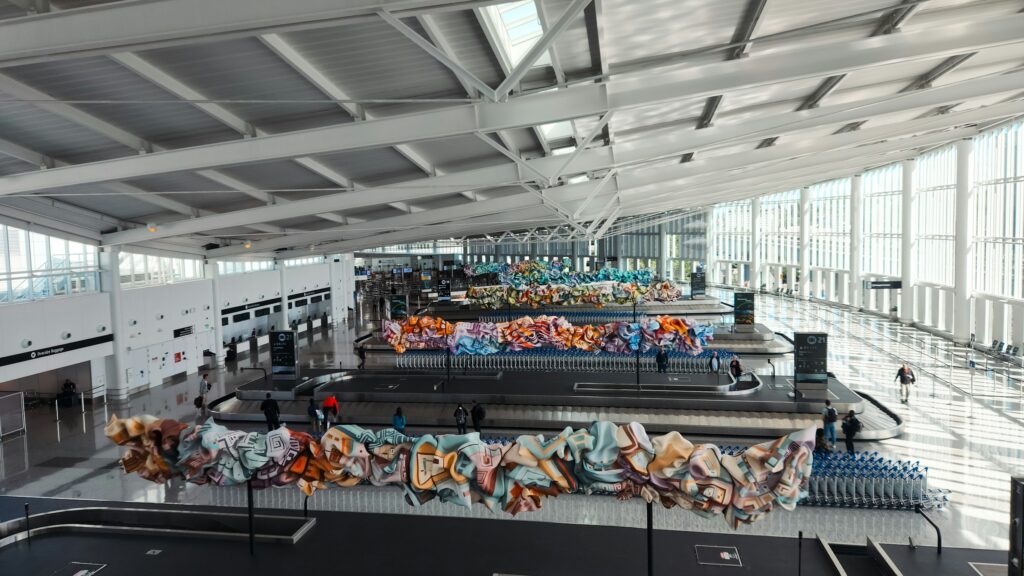 Terminal de aeropuerto con equipaje en la cinta