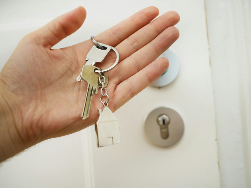 Manos sosteniendo las llaves de una vivienda