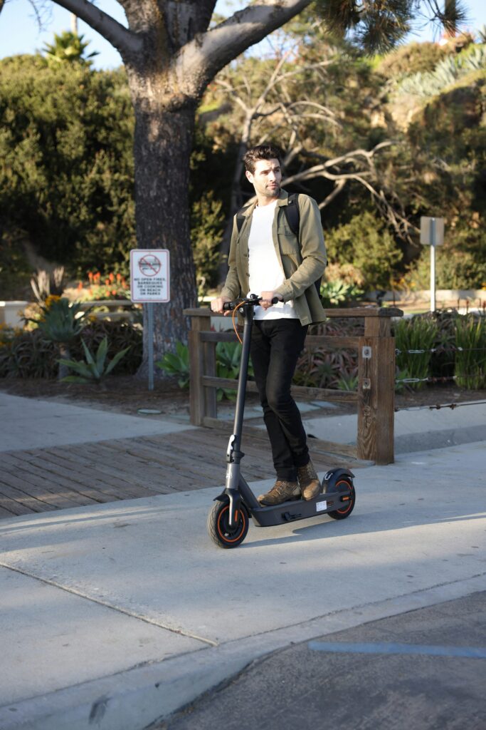 Persona circulando en patinete eléctrico por la ciudad