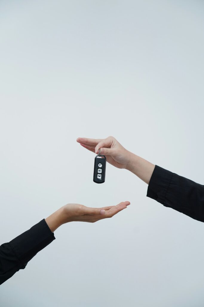 Entrega de la llave de un coche entre dos personas