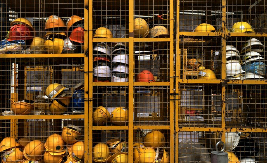 Cascos de protección colocados en un soporte