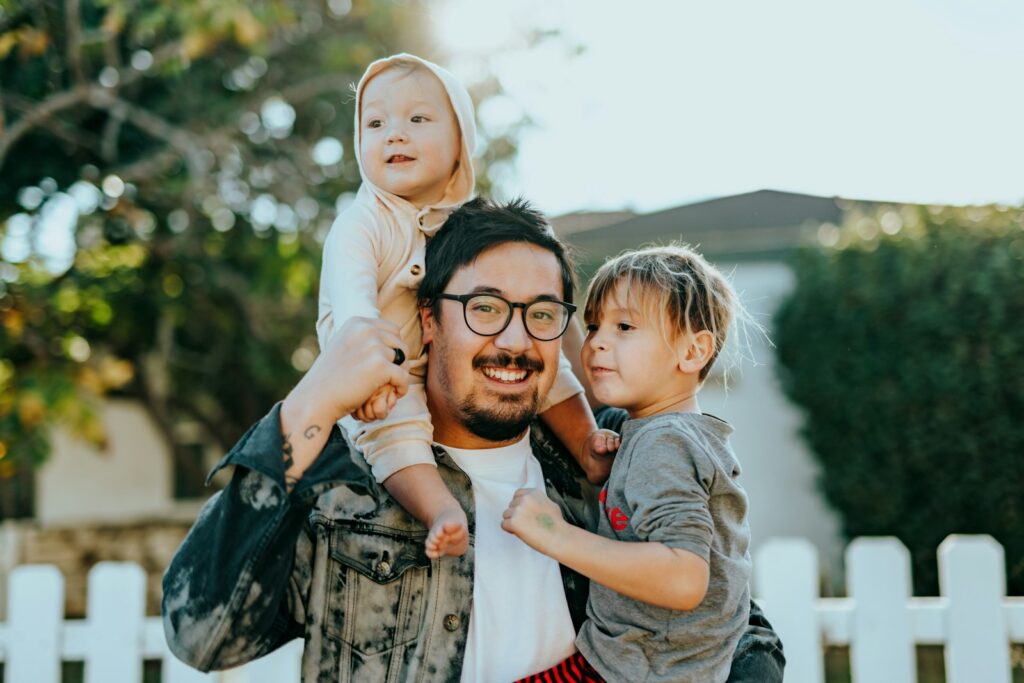 Padre llevando en brazos a su hija