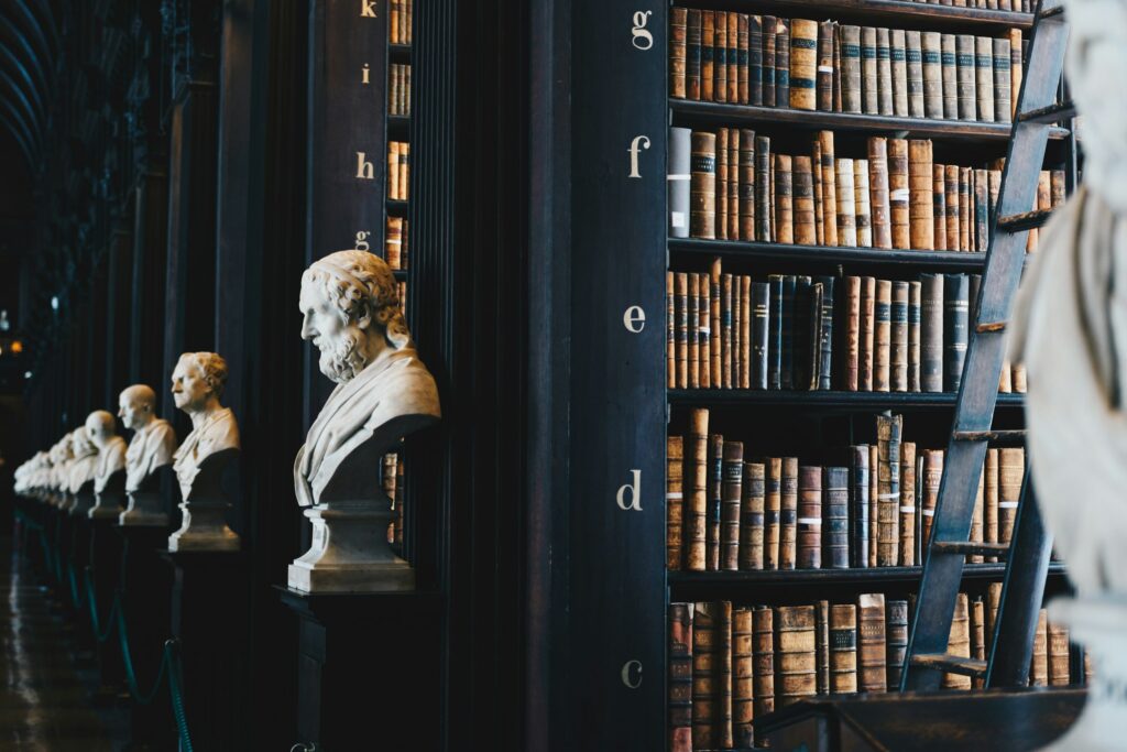 Estantería con libros jurídicos encuadernados